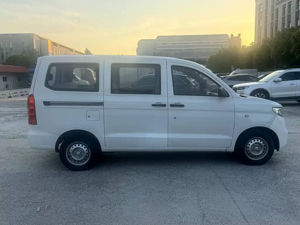 Wuling Hongguang V 2019 1.5L basic model National VI LAR купить на сайте DeffCars