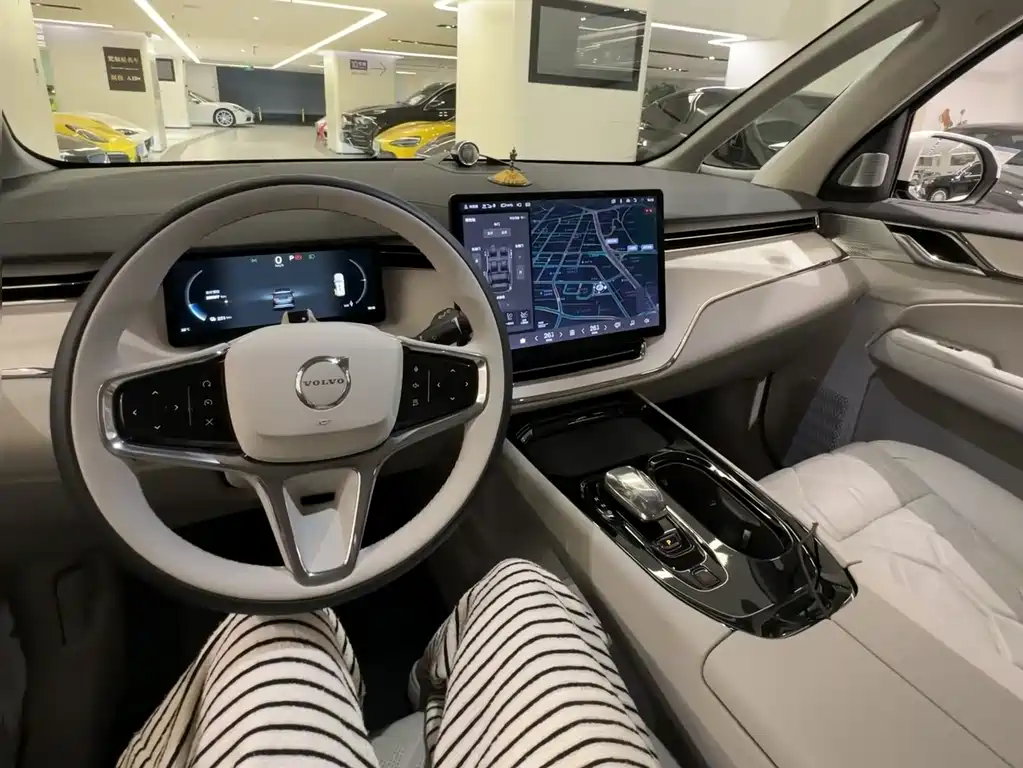 Volvo EM90 2025 Ultra six-seater купить на сайте DeffCars