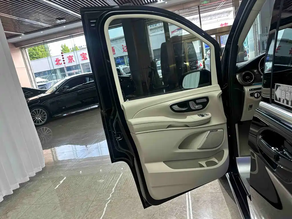 Mercedes-Benz V-Class 2021 V 260 L Long Wheelbase Luxury Edition купить на сайте DeffCars