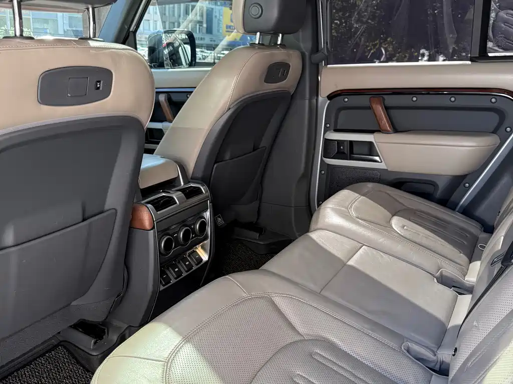 Land Rover Defender 2020 110 P400 first matte silver special package version купить на сайте DeffCars