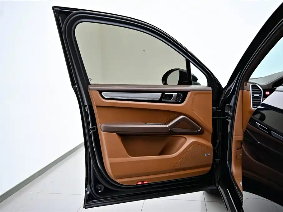 Cayenne New Energy 2023 Cayenne E-Hybrid 2.0T Platinum Edition купить на сайте DeffCars