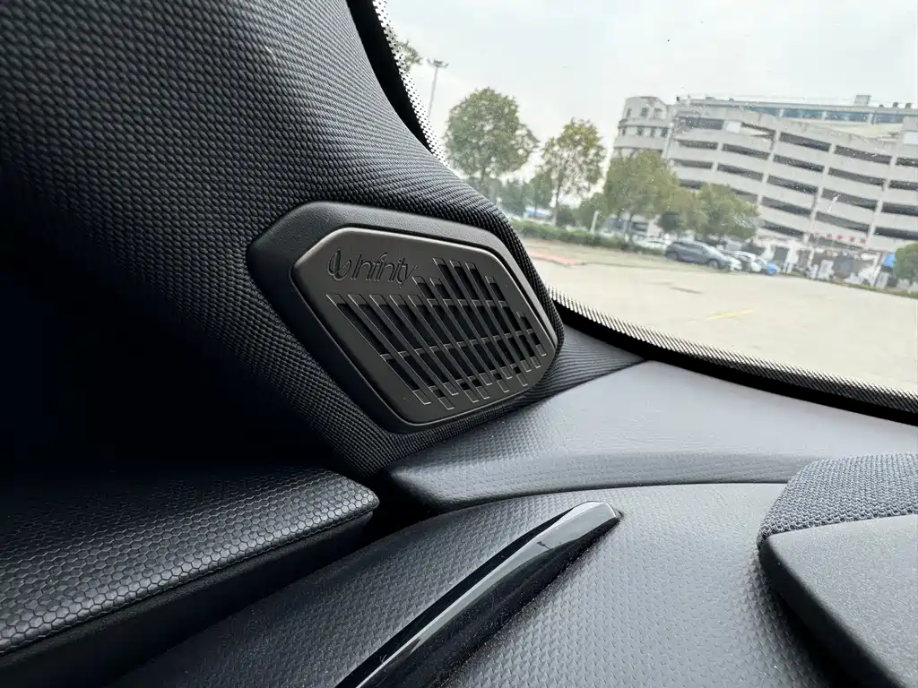 Lynk & Co 03 2025 1.5TD DCT Champion Edition Pro купить на сайте DeffCars
