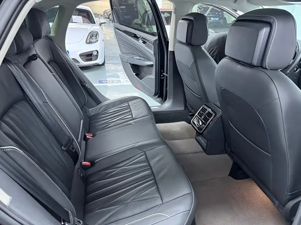 Passat 2023 380TSI Deluxe Edition купить на сайте DeffCars