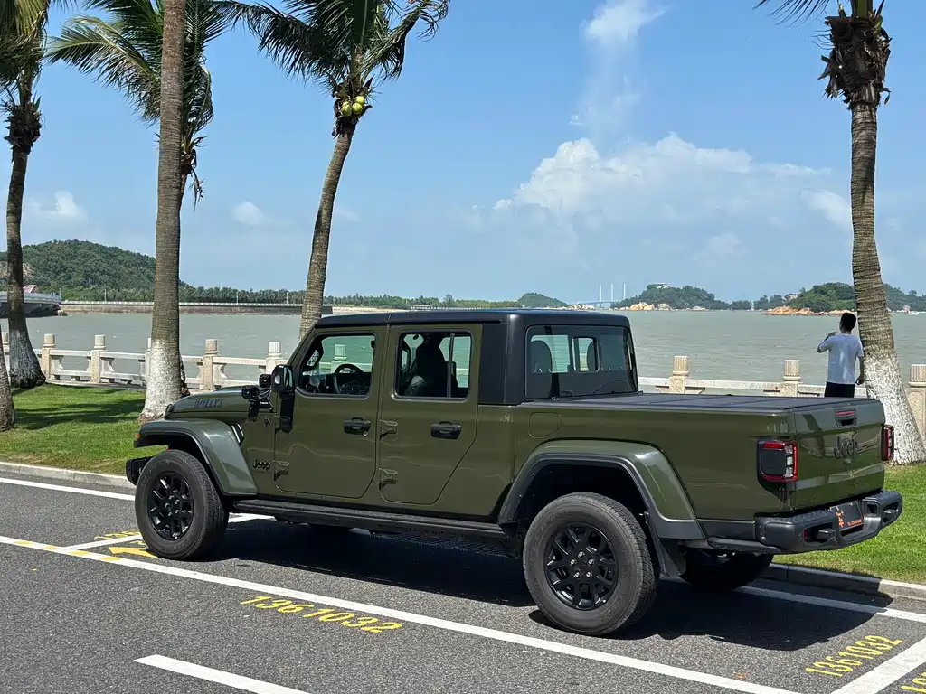 Gladiator 2023 3.6L Overland купить на сайте DeffCars