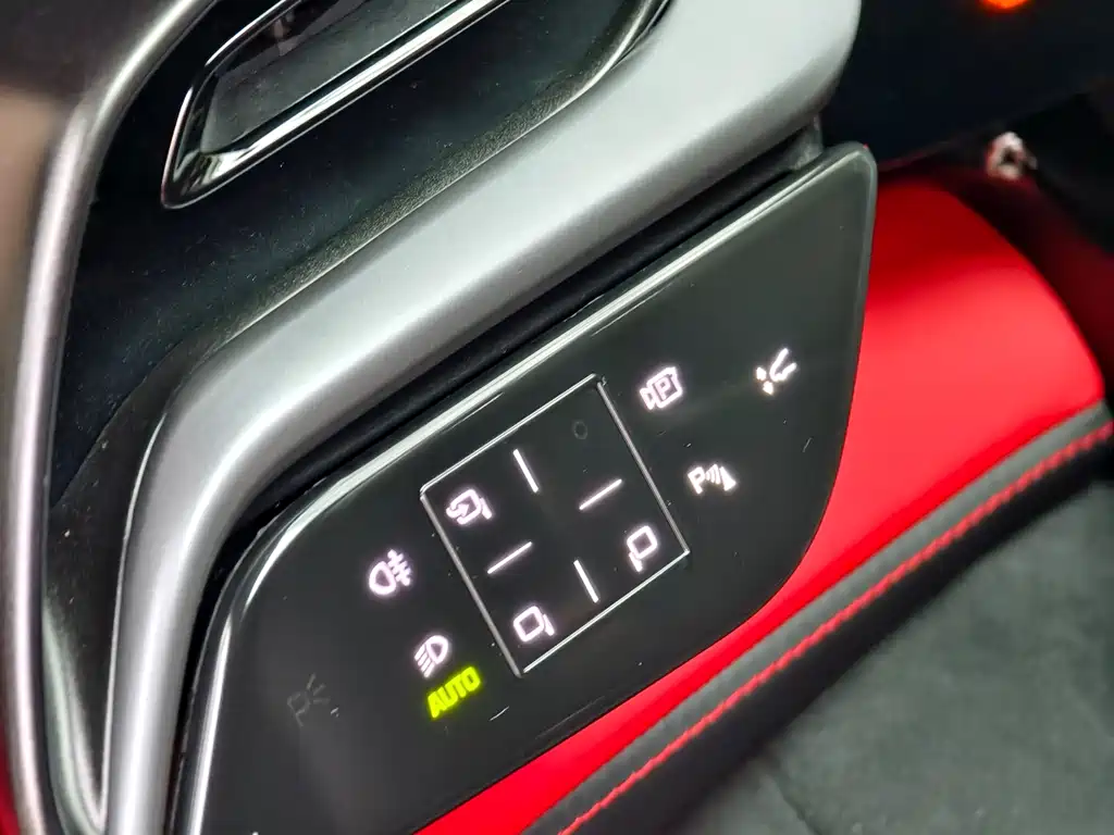 SF90 2020 3.9T V8 Stradale купить на сайте DeffCars