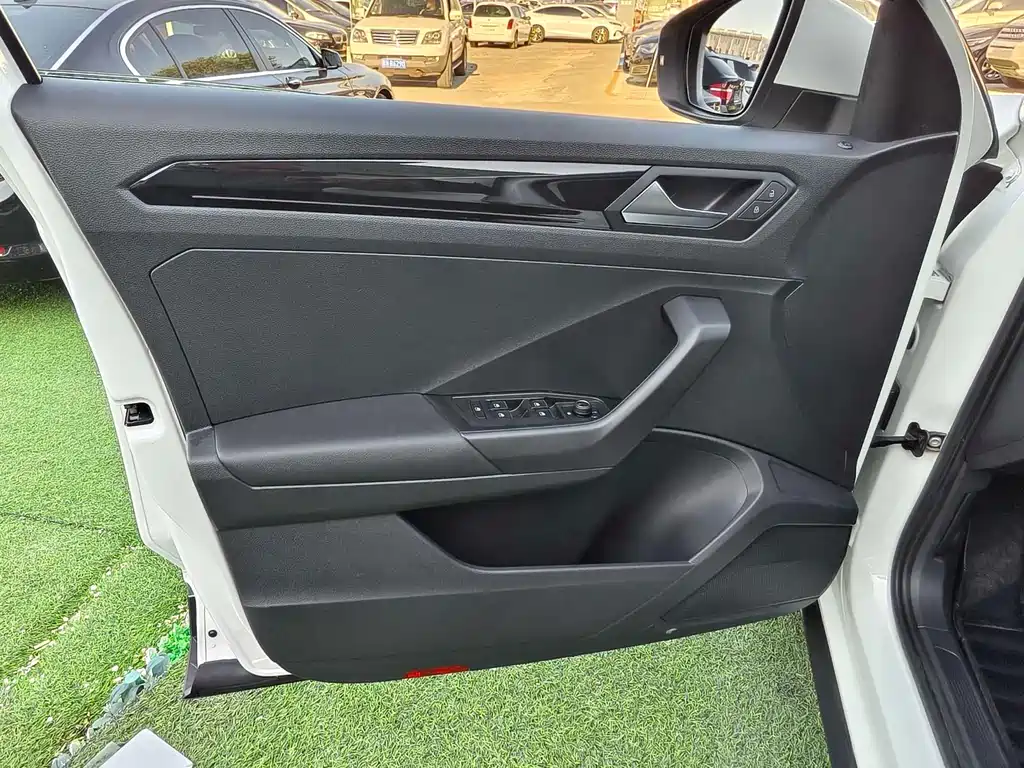 T-ROC 2018 280TSI DSG two-wheel drive comfort model National V купить на сайте DeffCars