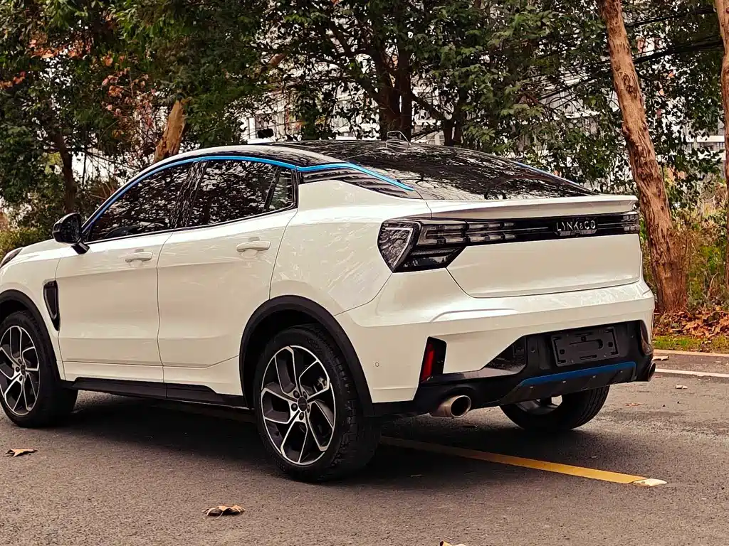 Lynk & Co 05 2022 2.0TD two-wheel drive shines Halo купить на сайте DeffCars