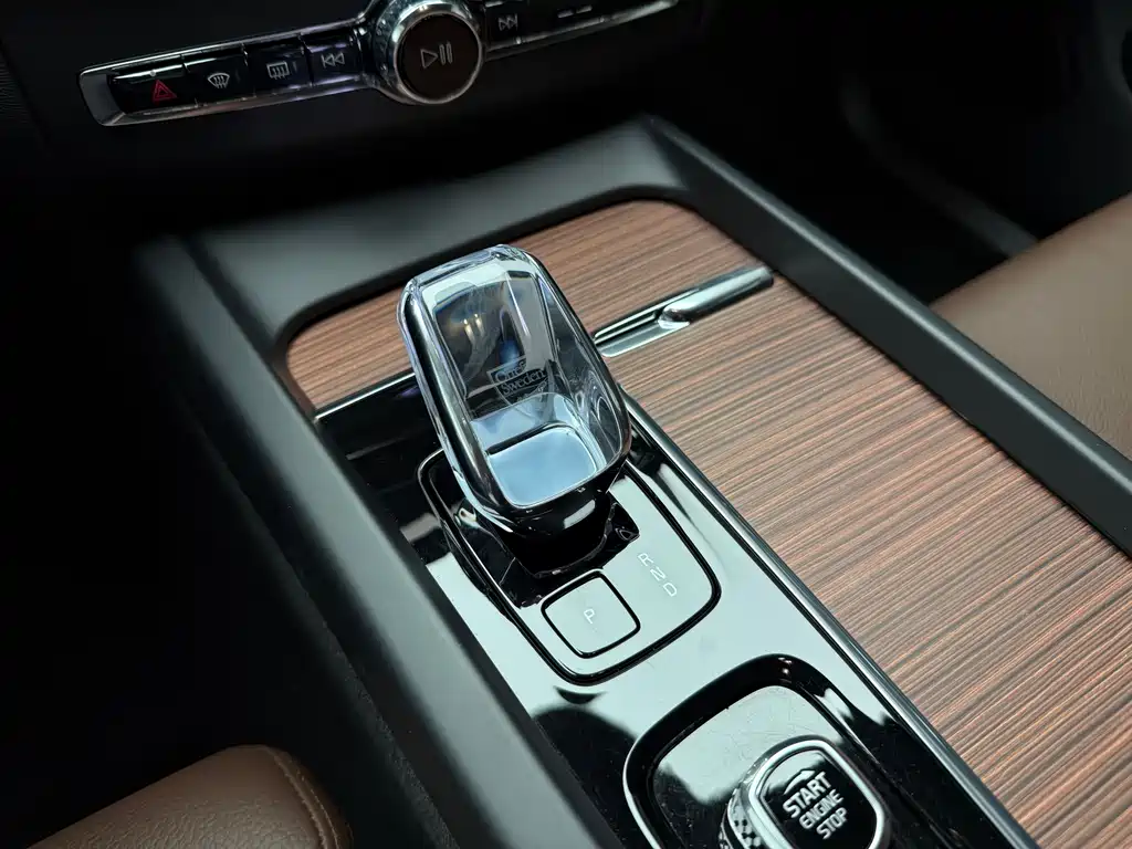 Volvo XC60 2025 B5 four-wheel drive Zhiyuan luxury version купить на сайте DeffCars