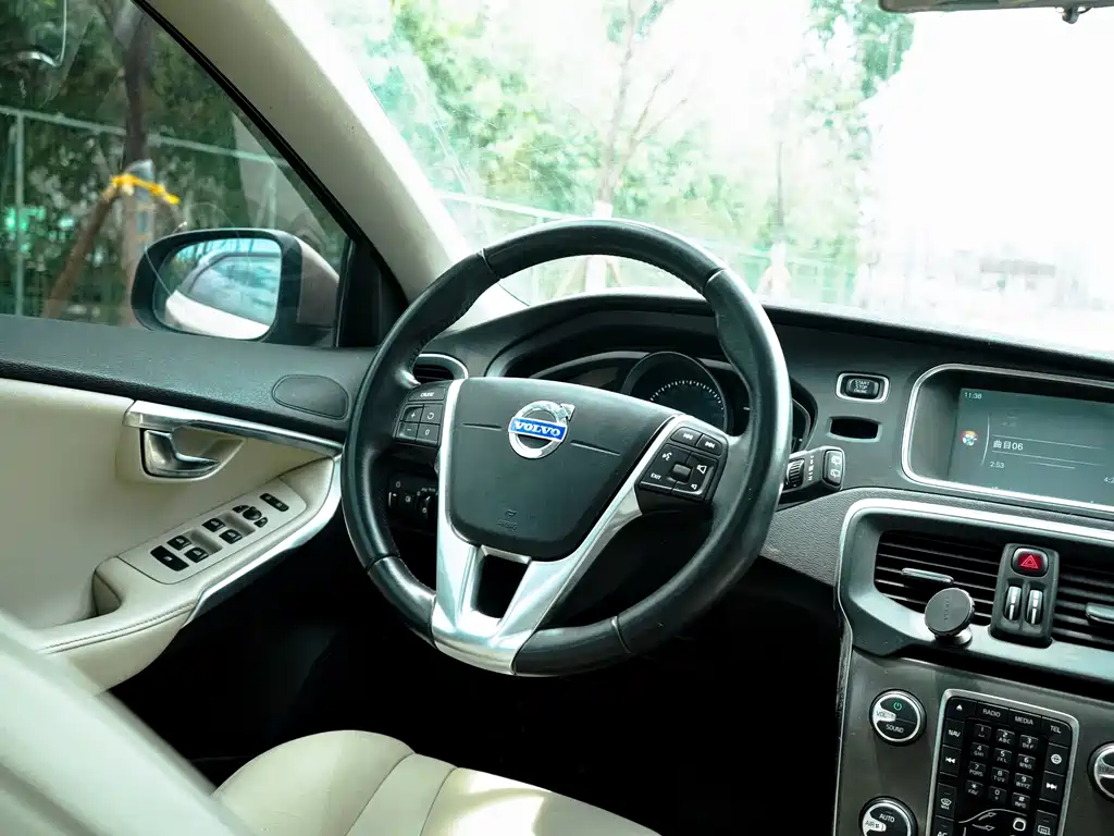 Volvo V40 2015 1.6T Zhiyi Edition купить на сайте DeffCars