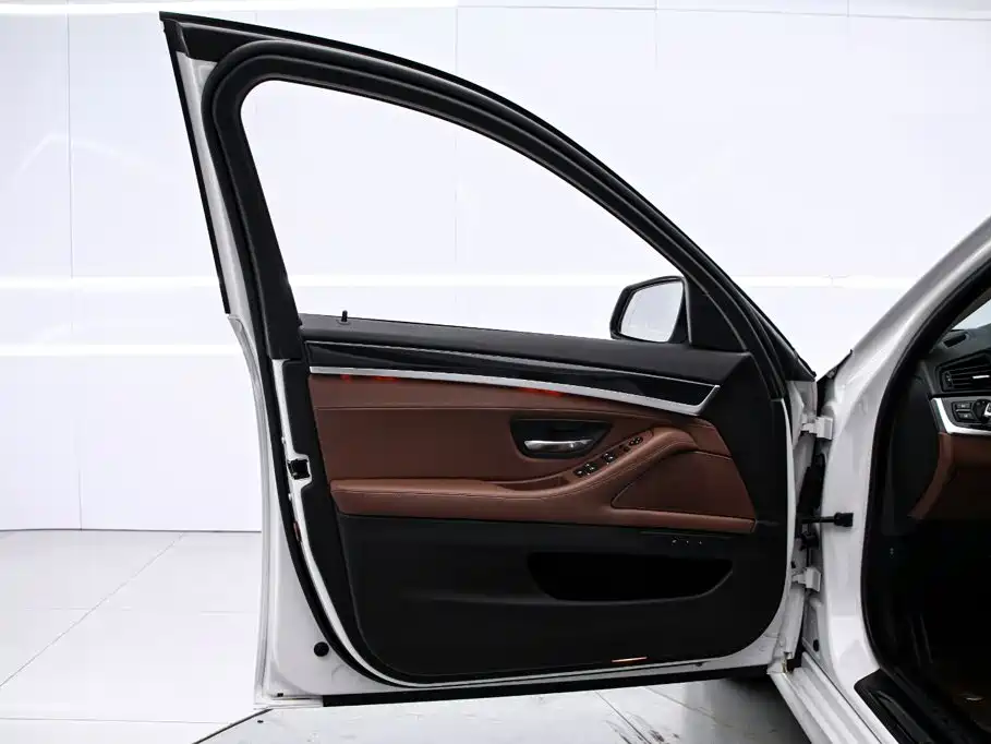 BMW 5 Series 2014 520Li Elegant купить на сайте DeffCars