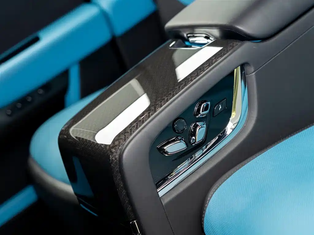 Cullinan 2024 Black Badge купить на сайте DeffCars