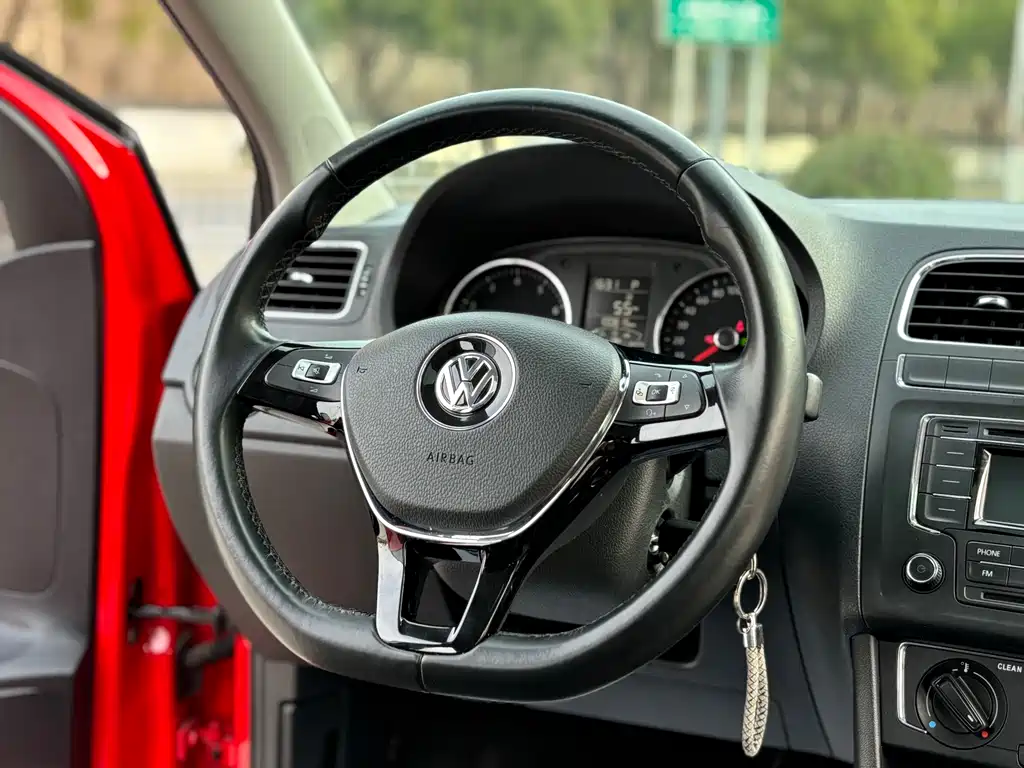 Polo 2016 1.6L automatic comfort model купить на сайте DeffCars