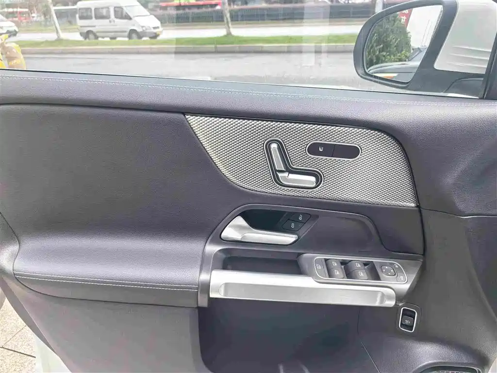 Mercedes GLB 2024 Model 200 Dynamic купить на сайте DeffCars