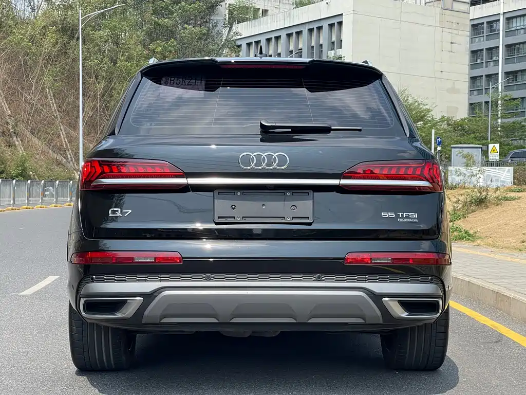 Audi Q7 2023 55 TFSI quattro S line sports version купить на сайте DeffCars