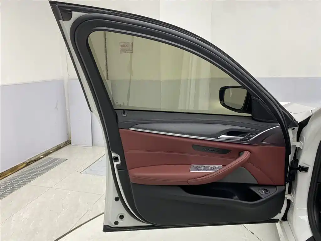 BMW 5 Series 2023 530Li Leading M Sports Package купить на сайте DeffCars