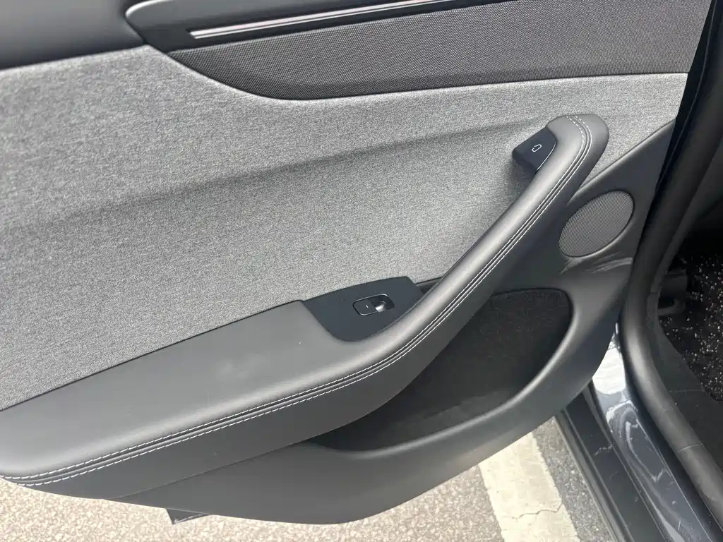 Model Y 2025 rear-wheel drive version купить на сайте DeffCars