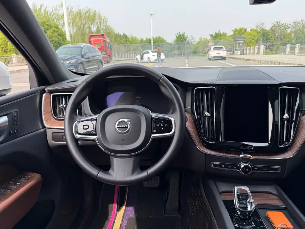 Volvo XC60 2023 B5 four-wheel drive Zhiyuan Deluxe Edition купить на сайте DeffCars