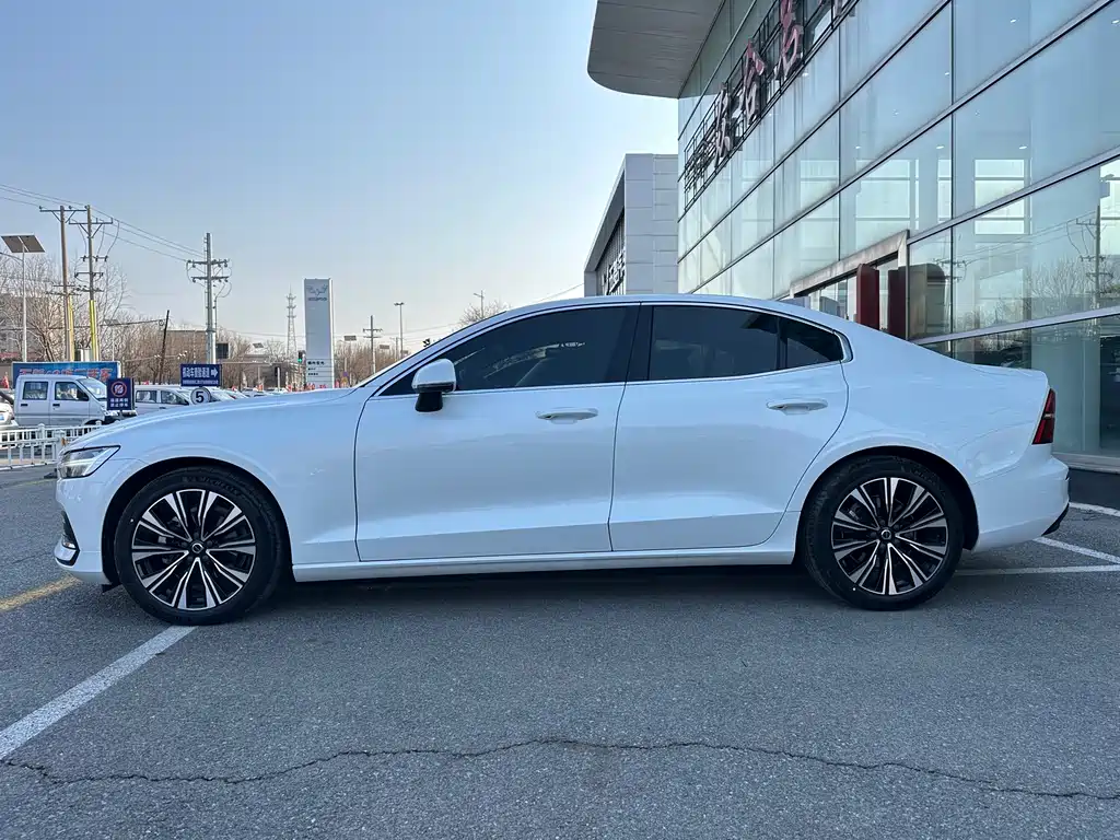 Volvo S60 2023 B4 Zhiyuan Luxury Edition купить на сайте DeffCars