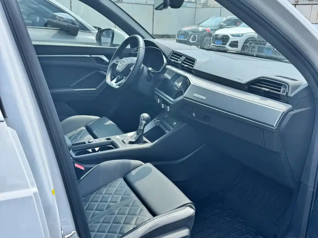 Audi Q3 2025 45th Anniversary Collector’s Edition 35TFSI Fashionable and Dynamic купить на сайте DeffCars