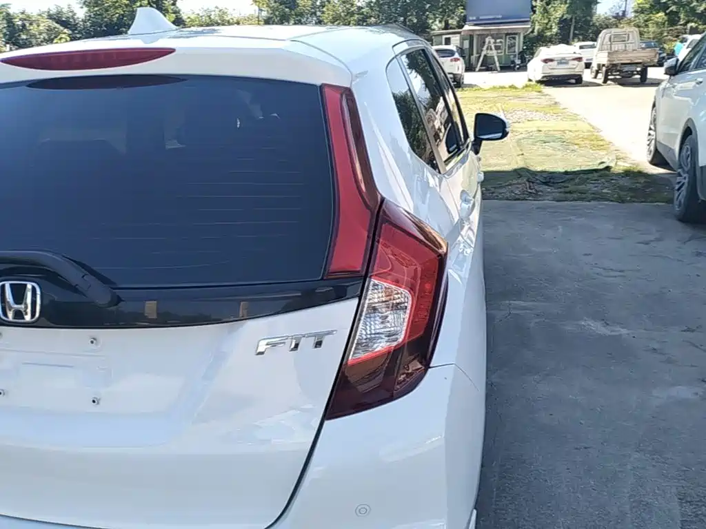Fit 2018 1.5L CVT comfort sunroof version купить на сайте DeffCars