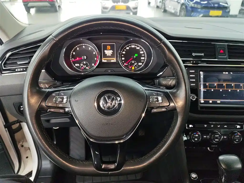 Tiguan L 2017 330TSI automatic two-wheel drive comfort version купить на сайте DeffCars
