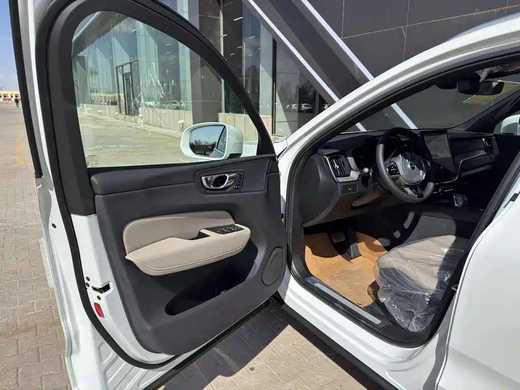 Volvo XC60 2026 B5 four-wheel drive Zhiyi Luxury Edition купить на сайте DeffCars