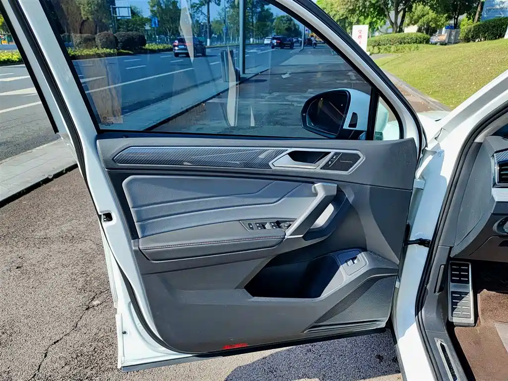 Tiguan L 2023 330TSI automatic two-wheel drive R-Line flagship version купить на сайте DeffCars