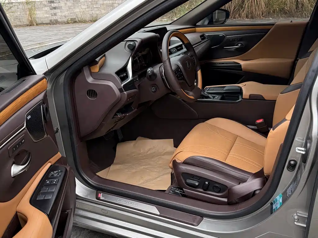 Lexus ES 2020 300h Executive Edition купить на сайте DeffCars