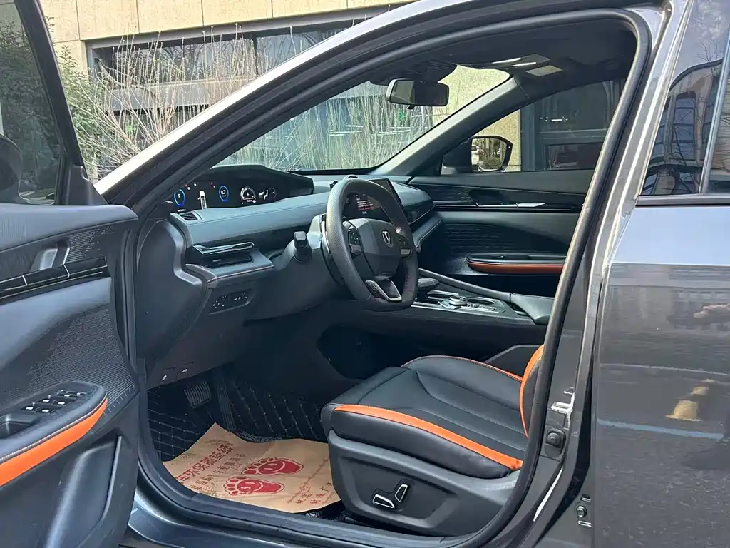 Changan UNI-V 2023 1.5T premium model купить на сайте DeffCars