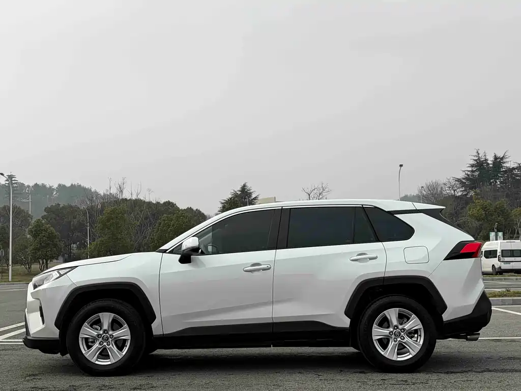 RAV4 Rongfang 2023 2.0L CVT two-wheel drive urban version купить на сайте DeffCars