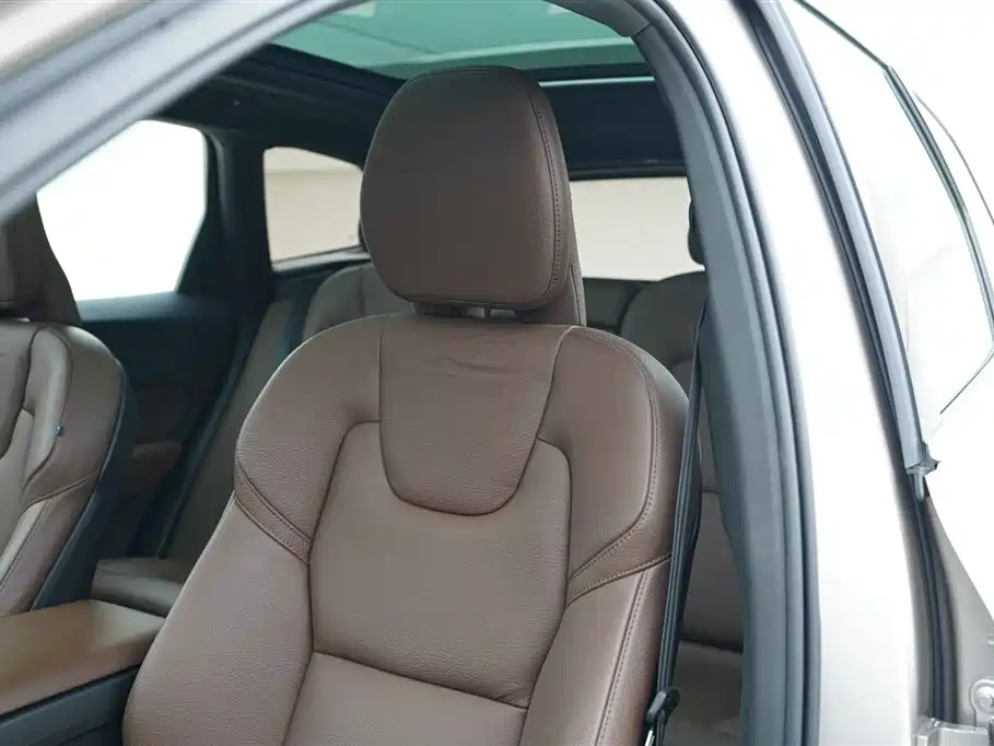 Volvo XC60 plug-in hybrid 2024 T8 plug-in hybrid long-range four-wheel drive Zhiyuan luxury version купить на сайте DeffCars