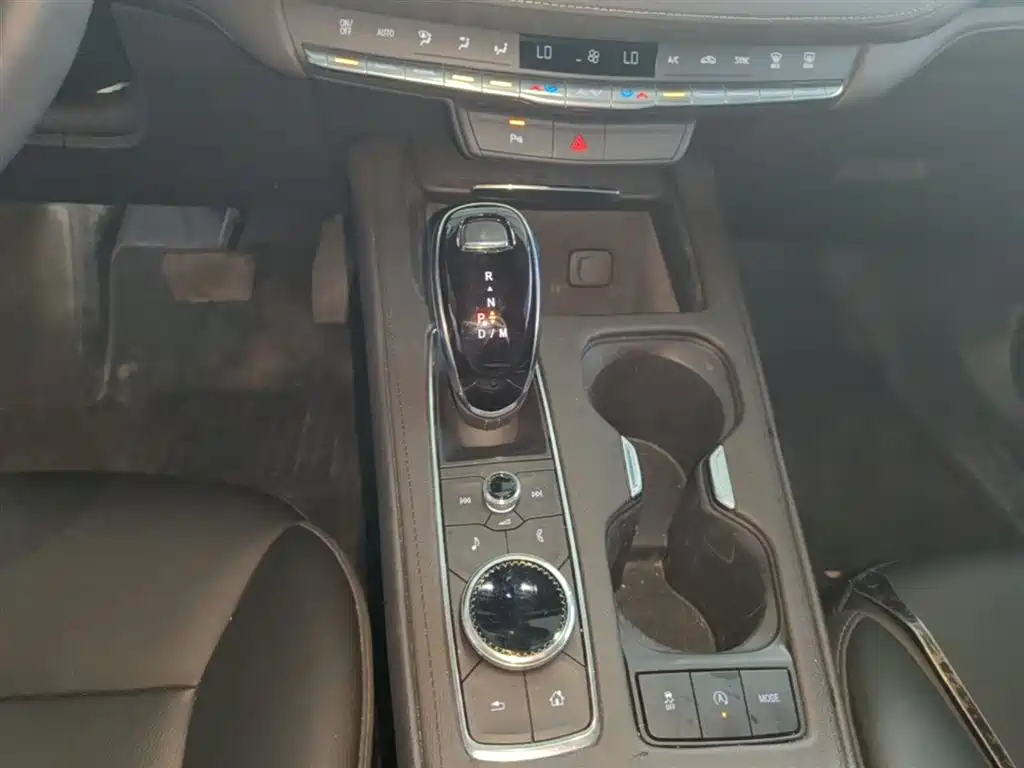 Cadillac XT4 2022 28T two-wheel drive fashion model купить на сайте DeffCars