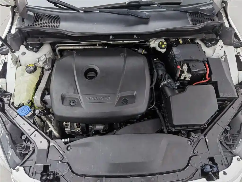 Volvo V40 2017 T4 Zhiya Edition купить на сайте DeffCars