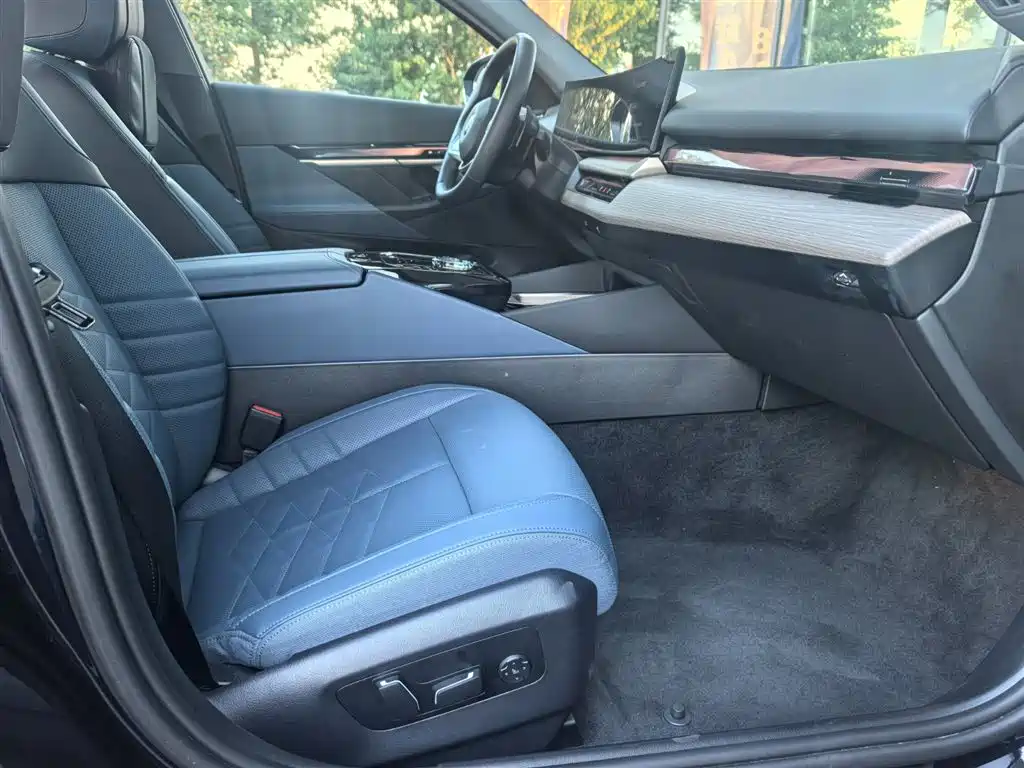 BMW 5 Series 2024 530Li Exclusive Luxury Package купить на сайте DeffCars