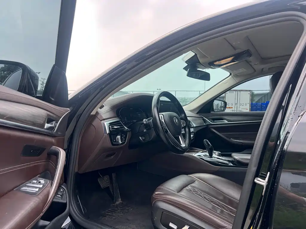 BMW 5 Series New Energy 2020 530Le Deluxe Package купить на сайте DeffCars