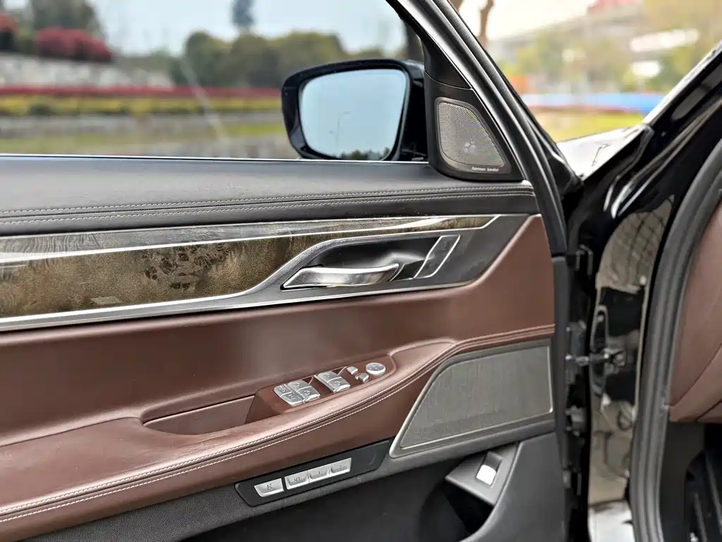 BMW 7 Series 2016 730Li Luxury купить на сайте DeffCars