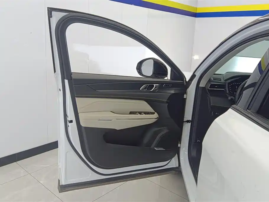 Lynk & Co 05 2020 2.0TD two-wheel drive shines Halo купить на сайте DeffCars