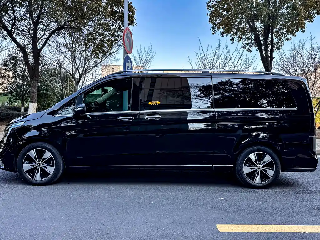 Mercedes-Benz V-Class 2022 V 260 L Long Wheelbase Premium Edition купить на сайте DeffCars