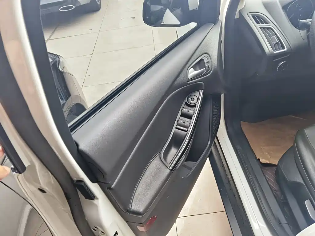 Focus 2018 hatchback classic 1.6L automatic comfort smart mobility version купить на сайте DeffCars