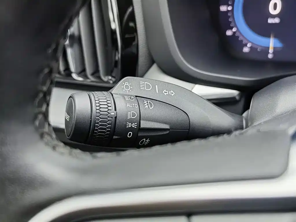 Volvo XC60 2023 B5 four-wheel drive Zhiyi Luxury Edition купить на сайте DeffCars