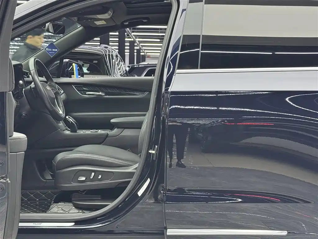 Cadillac XT6 2022 2.0T seven-seat two-wheel drive luxury model купить на сайте DeffCars