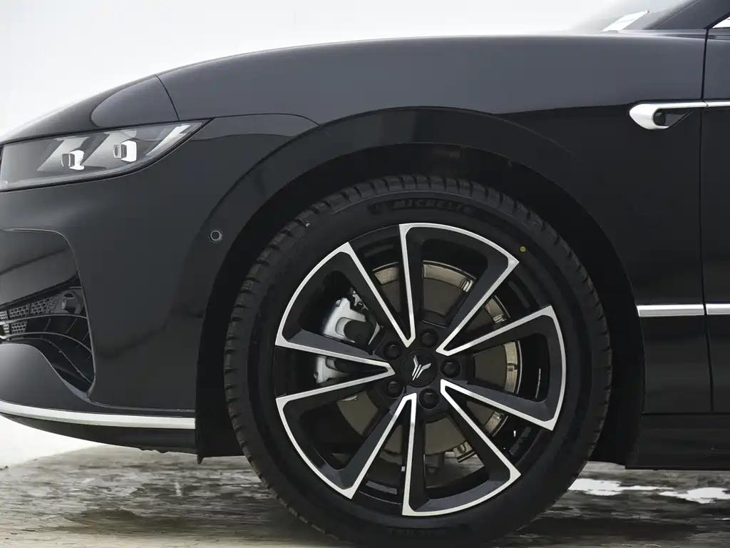 Lantu Chasing Light 2024 PHEV four-wheel drive ultra-long battery life flagship version купить на сайте DeffCars