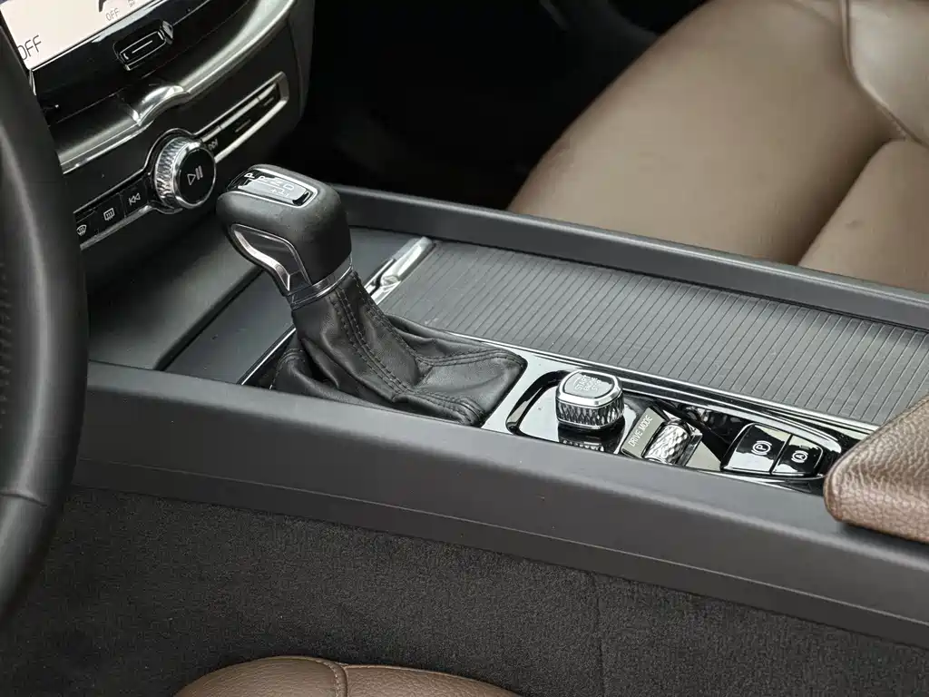 Volvo XC60 2021 T5 four-wheel drive Zhiyuan Deluxe Edition купить на сайте DeffCars