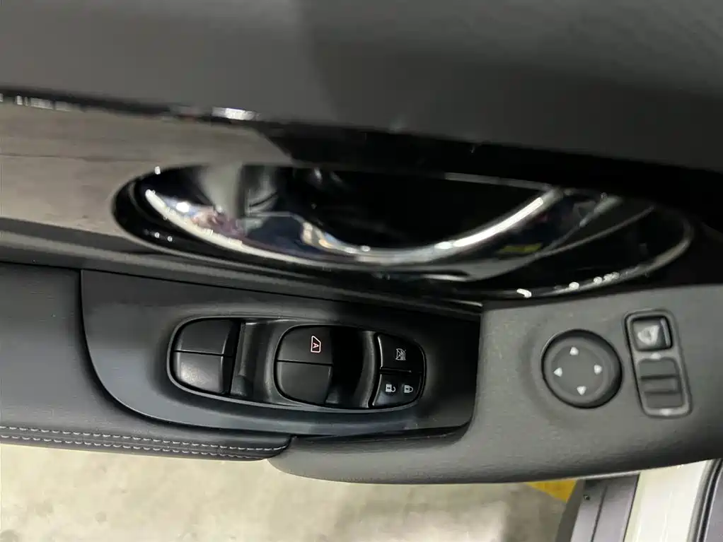 X-Trail 2025 Honor 2.0L Two-wheel Drive Leading Edition купить на сайте DeffCars