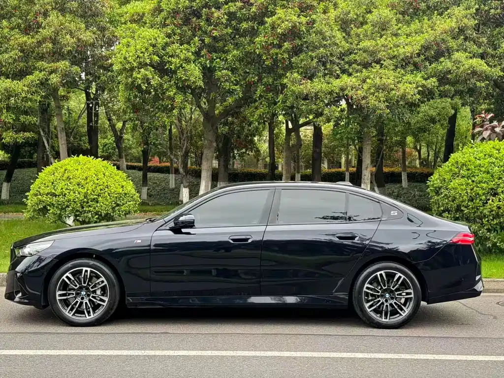 BMW 5 Series 2025 530Li Leading M Sports Package купить на сайте DeffCars