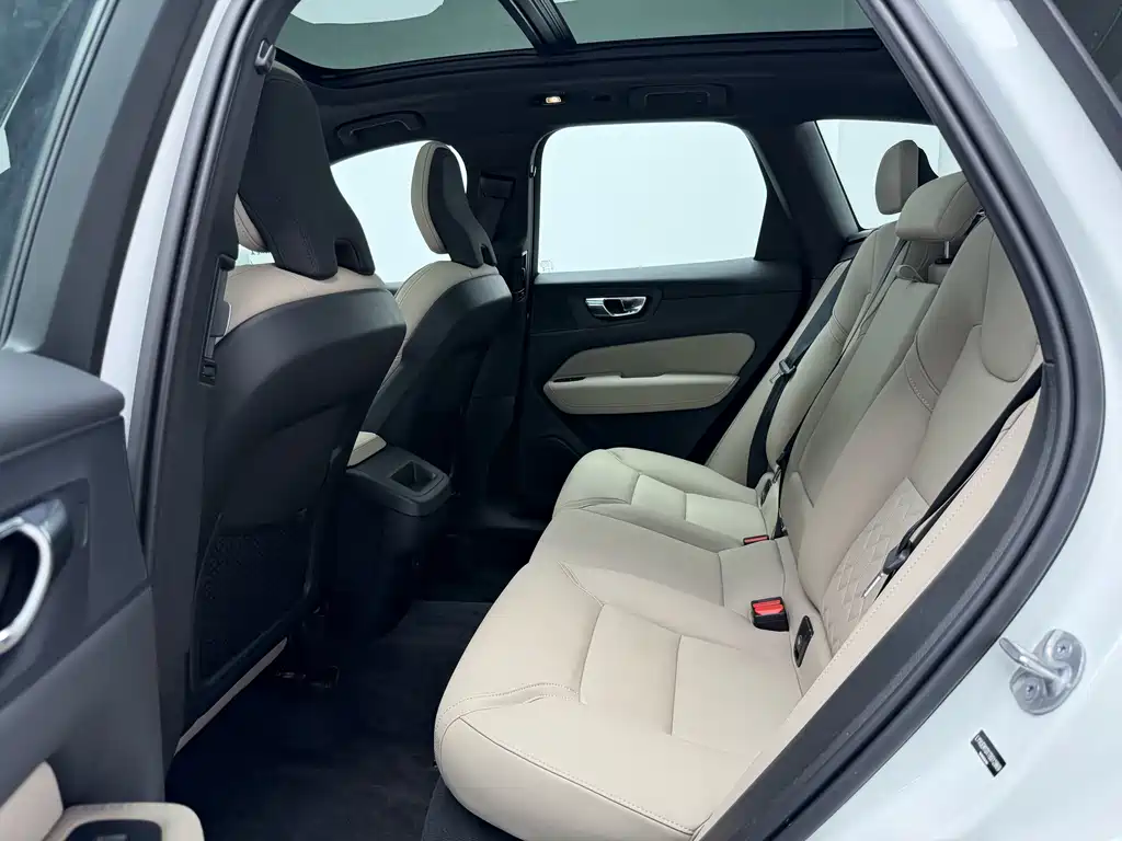 Volvo XC60 2026 B5 four-wheel drive Zhiyi Luxury Edition купить на сайте DeffCars