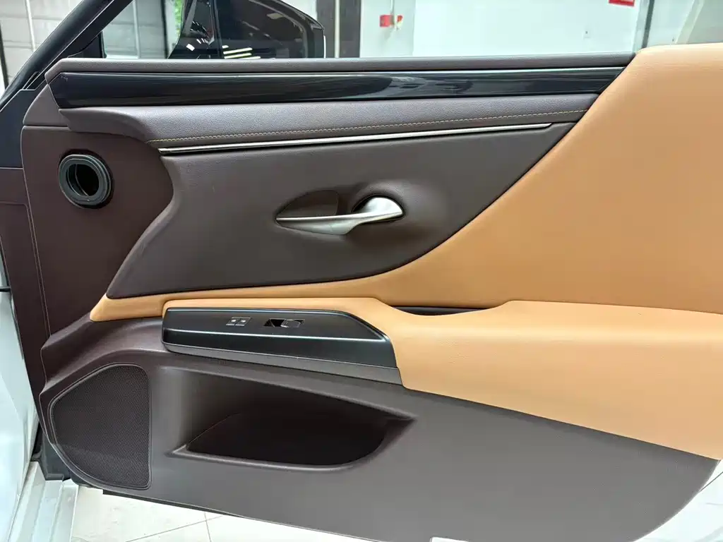 Lexus ES 2020 200 Excellence Edition купить на сайте DeffCars