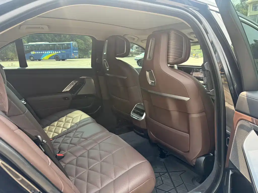 BMW 7 Series 2023 740Li Leading M Sports Package купить на сайте DeffCars