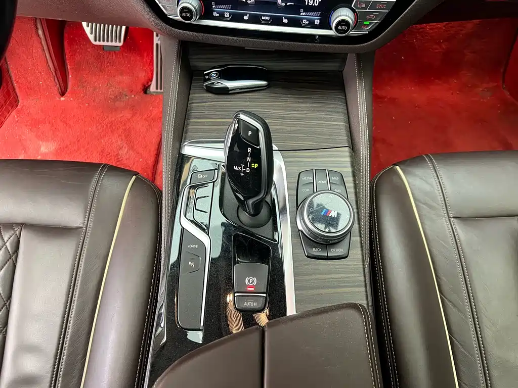 BMW 5 Series New Energy 2019 530Le Luxury Package купить на сайте DeffCars