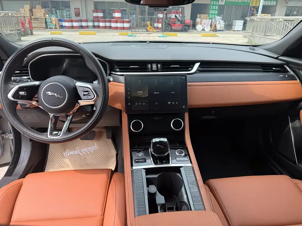 Jaguar XFL 2023 XFL 2.0T P250 two-wheel drive elite sports gold version купить на сайте DeffCars